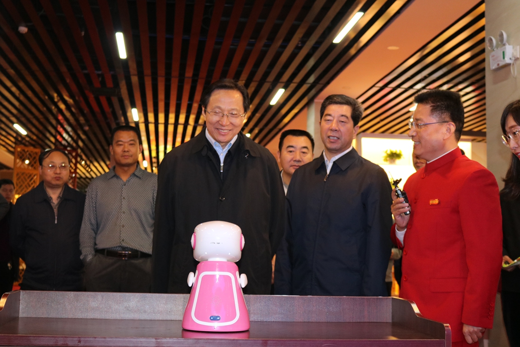 农业部长韩长赋与ng体育智能机器人“红红”互动_副本.jpg